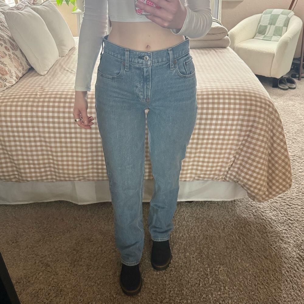 Abercrombie Curve Love Mid Rise 90s Straight Jean